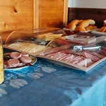Hegyhat-izmeny Ueduelohaz Frühstückspension *