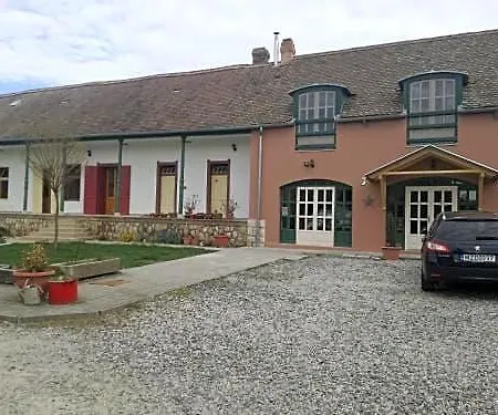 Hegyhat-izmeny Ueduelohaz Bed & Breakfast